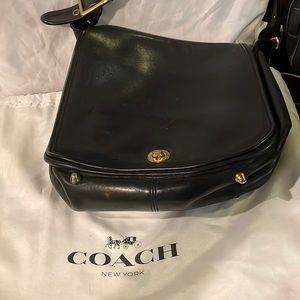 Pre-owned vintage Coach shoulder bag. Zippered compartments, brass fittings.